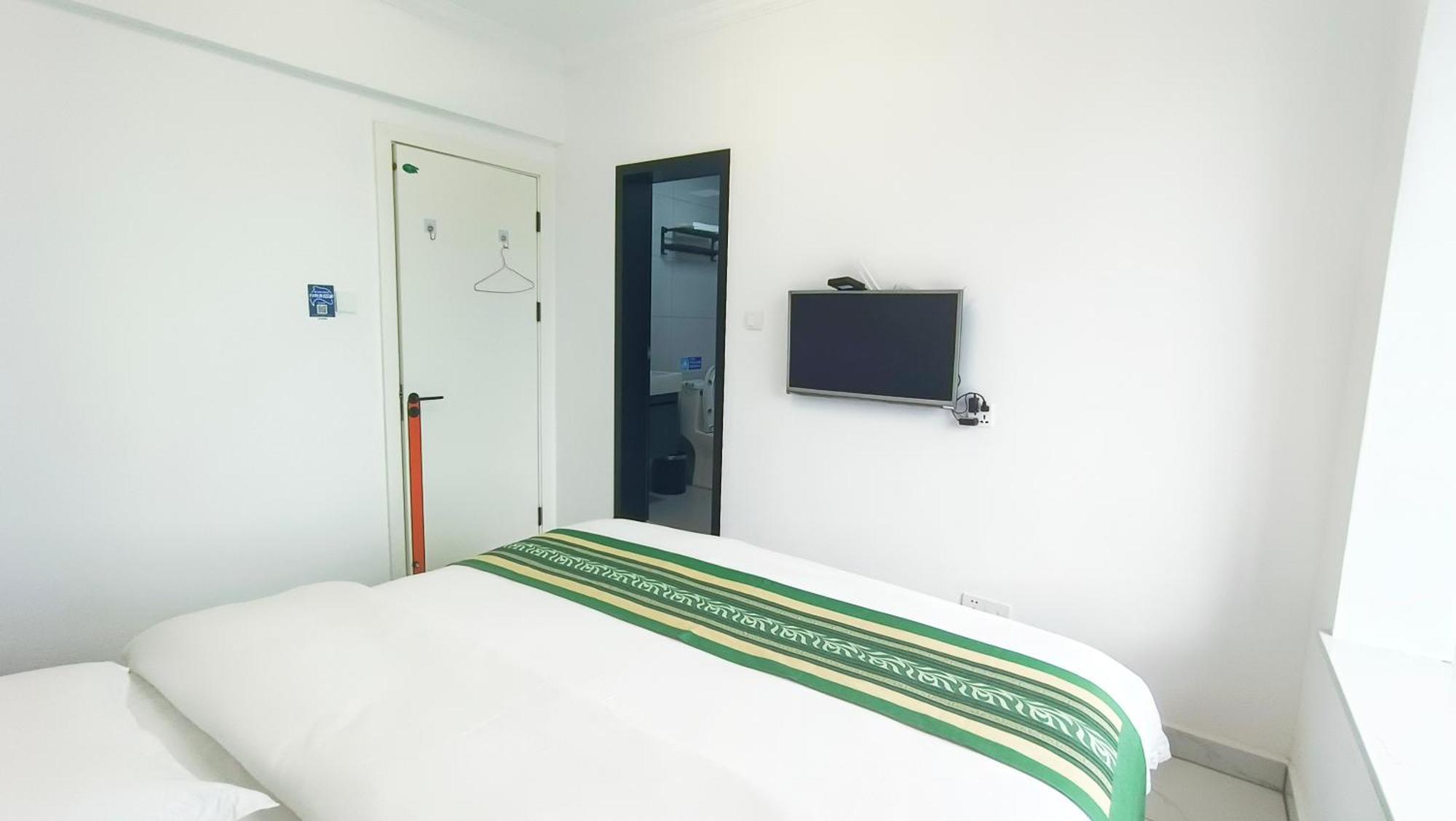 Qingfeng West Station Branch Homestay *